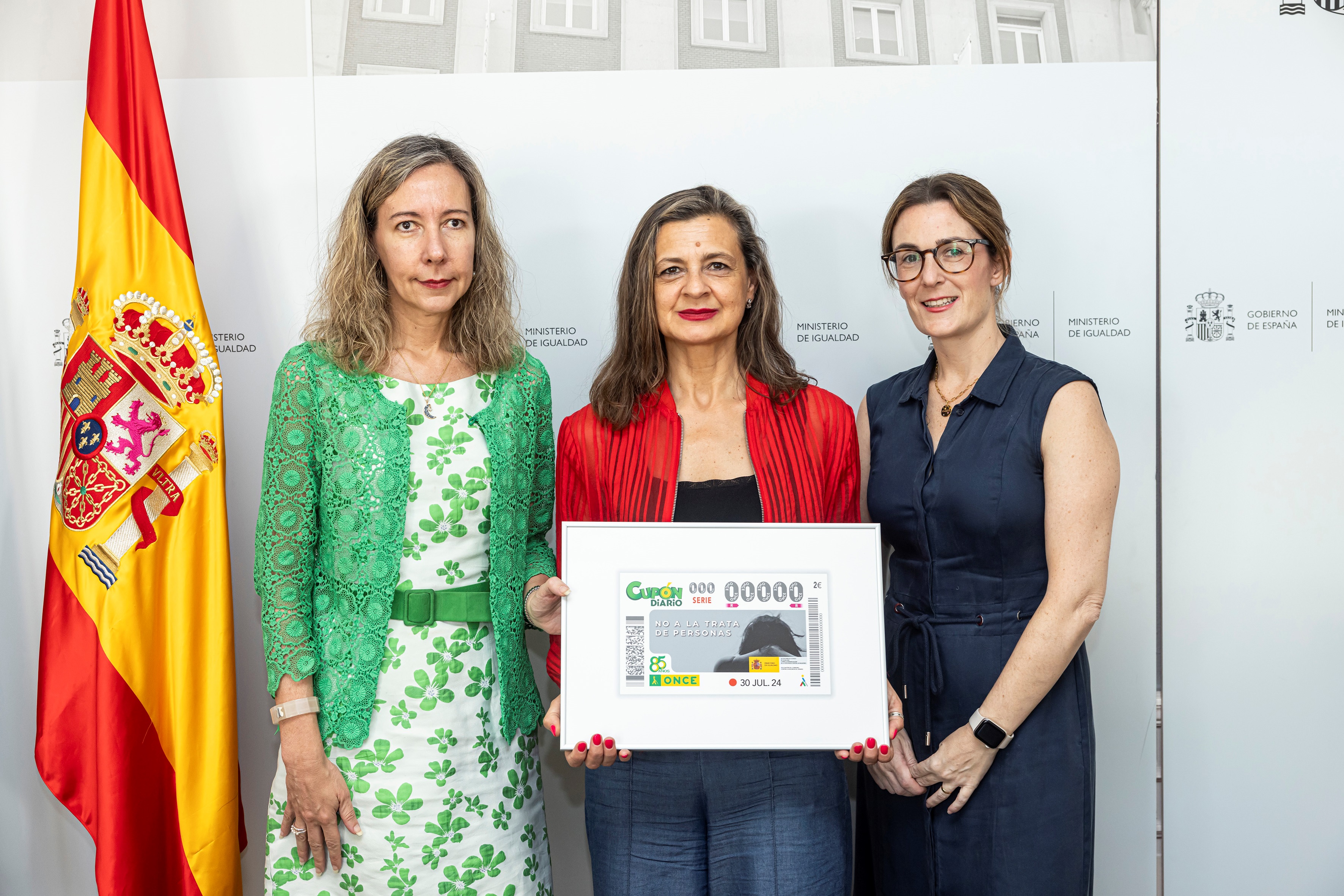 Patricia Sanz, Carmen Martínez Perza y Cristina Arias, con una lámina enmarcada con este cupón