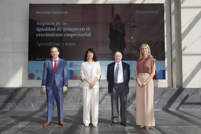 Foto de familia de los organizadores junto a la ministra