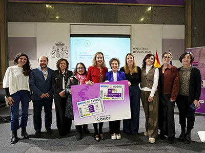 Foto de familia de la presentación de los cupones dedicados al Día de la Igualdad Salarial y al Día Internacional de las Mujeres