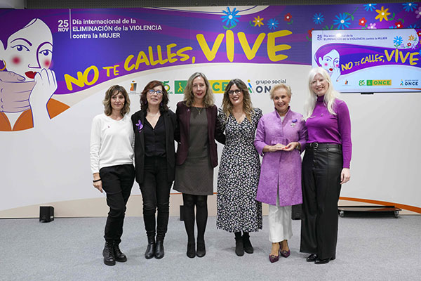 Foto de familia de todas las participantes en el acto del 25N