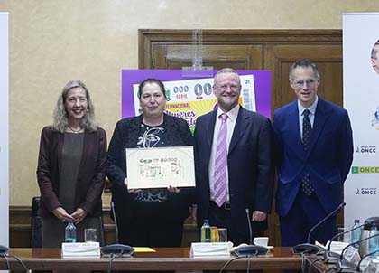 Patricia Sanz, Begoña García, Patricio Cárceles y Fernando Riaño con el cupón