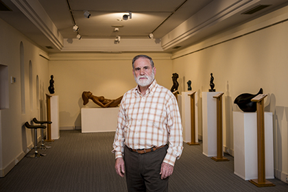 Julián Rodríguez Vázquez, rodeado de las obras que expone en el Museo Tiflológico de la ONCE