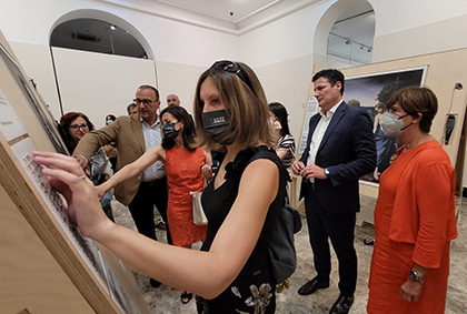 Una persona afiliada a la ONCE toca un cartel en braille en la exposición Hoy toca el Prado en Zaragoza