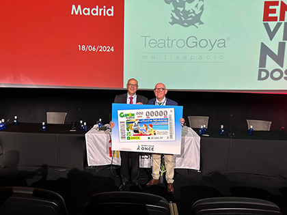 Francisco Arroyo y José Luis Yzuel, sostienen una copia gigante del cupón dedicado a la Hostelería