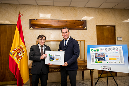 Alberto Durán y Gustavo Santana sostienen una lámina enmracda con el cupón dedicado al Día Marítimo Mundial