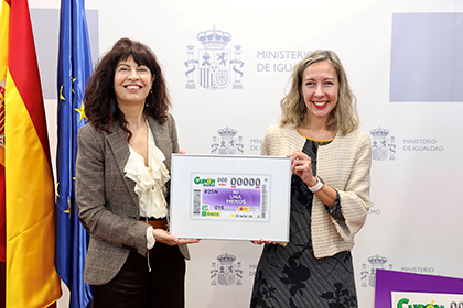 Ana Redondo y Patricia Sanz sostienen una lámina enmarcada con este cupón