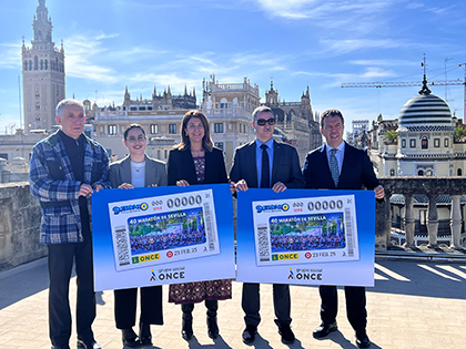 Foto de familia de la presentación del cupón dedicado a la 40 edición de la Maratón de Sevilla