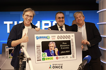 Paco González, Miguel Carballeda y Antonio Mayor, DIRCOI de la ONCE, con una copia gigante del cupón dedicado a Pepe Domingo Castaño