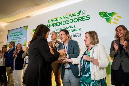 ANDRÉS RAMOS E IMELDA FERNÁNDEZ ENTREGAN PREMIO