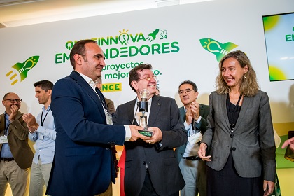 ÁNGEL SANCHEZ Y PATRICIA SANZ ENTREGAN PREMIO