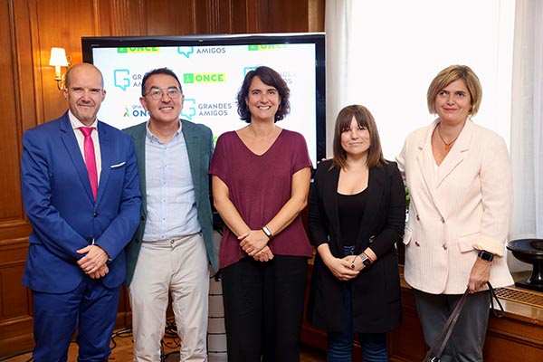 Foto de familia de los participantes en la firma del convenio