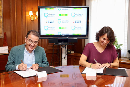 Momento de la firma del convenio entre ONCE y Grandes Amigos