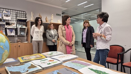 Adriana Lastra durante su visita a la delegación de la ONCE en Asturias