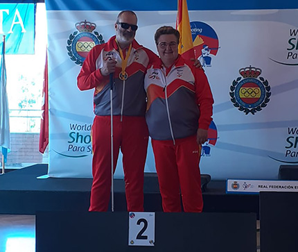 Ager Solabarrieta y Maite Badiola tras recibir la medalla de plata