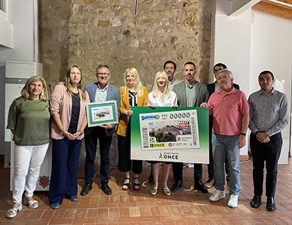 Foto de familia de la presentación del cupón dedicado a Agost, en la serie Pueblos de Película