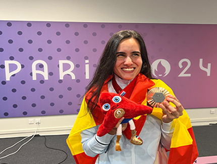 Alba García Falagán posa con la medalla de bronce y la bandera de España