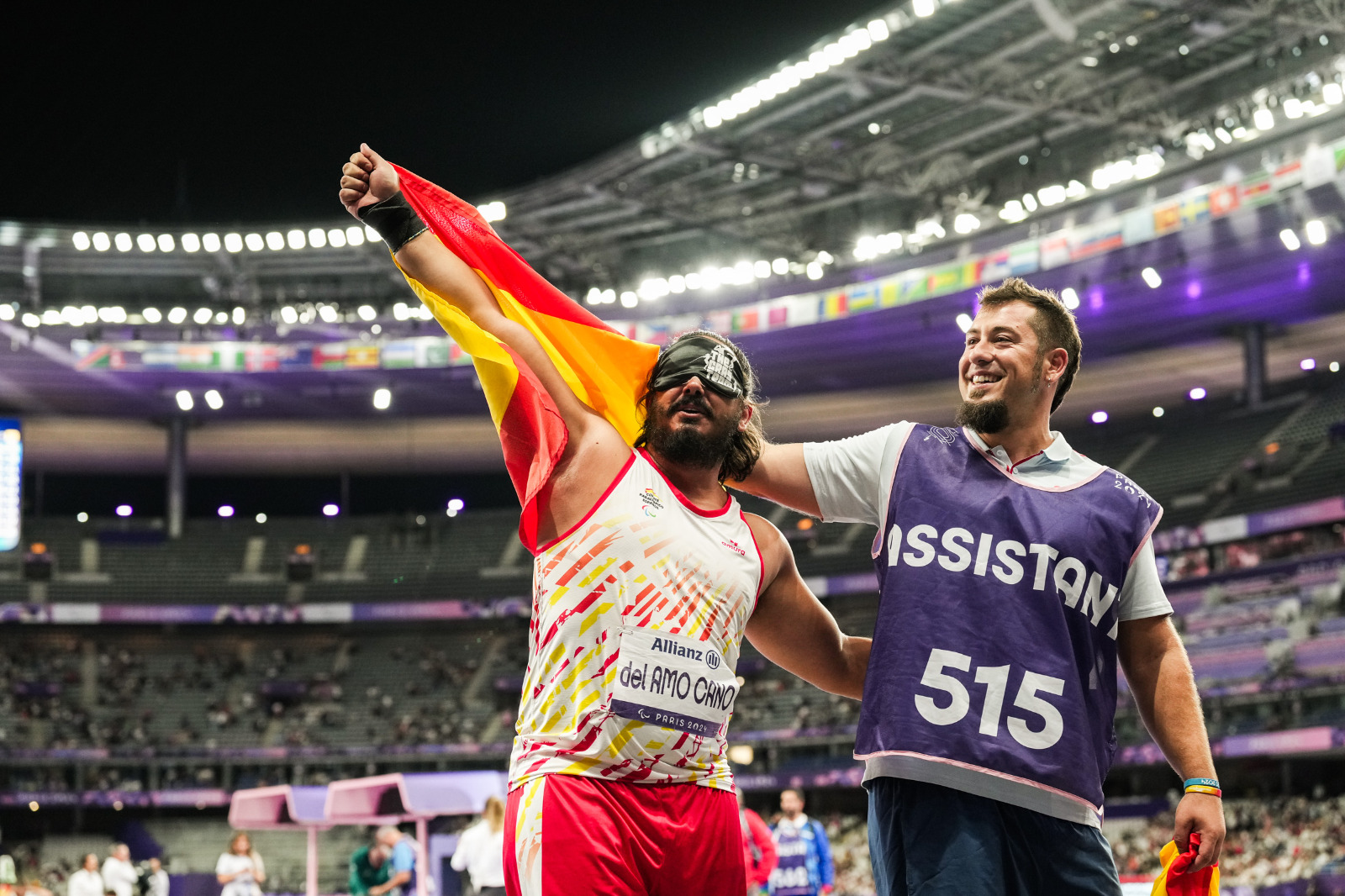 Álvaro del Amo celebrando el bronce junto a su guía