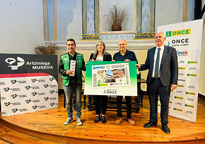 Foto de familia de la presentación del cupón dedicado a Artziniega, en la serie Pueblos de Película