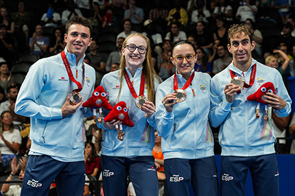 El equipo de relevo posa con la medalla de bronce en el podio