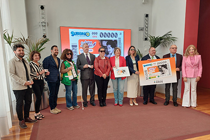 Foto de familia de la presentación del cupón dedicado a Carmen Conde