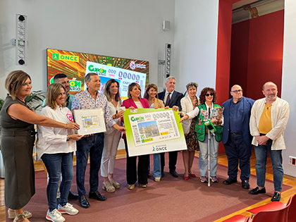 Foto de familia de la presentación del cupón dedicado a Cartagena Premio Nacional Reina Letizia de Accesibilidad en Municipios 2023