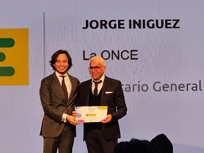 Borja Sainz y Jorge Íniguez en el momento de la entrega del diploma