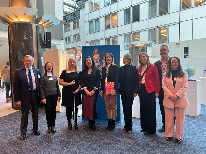 La presidenta del Parlamento Europeo junto a la delegación de la ONCE y otras personalidades