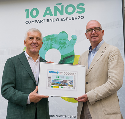 José Manuel Pichel y Juan Miguel Gómez, con una copia enmarcada de este cupón