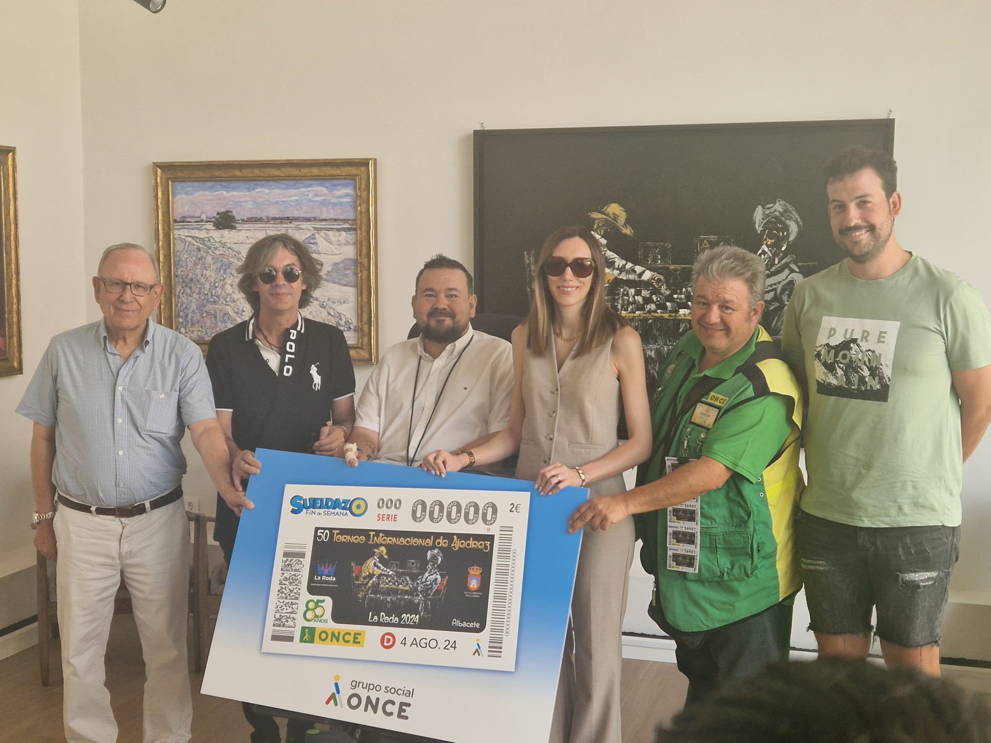 Foto de familia de la presentación del cupón dedicado al 50 Torneo Internacional de Ajedrez de La Roda