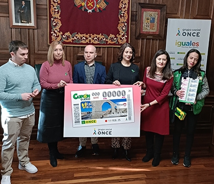 Foto de familia de la presentación del cupón dedicado al Acueducto Los Arcos