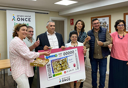 Foto de familia de la presentación del cupón dedicado al Alajú