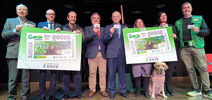 Foto de familia de la presentación del cupón dedicado al Castaño Santo de Istán, Málaga