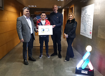 Foto de familia de la presentación del cupón dedicado al Centenario de la Federación Vasco-Navarra de Alpinismo