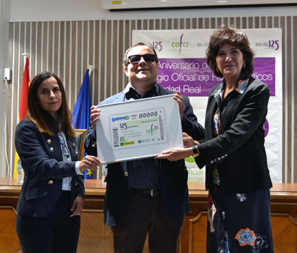 Eva Labrado, Lorenzo Villahermosa y Marta Arteta, con una lámina enmarcada del cupón