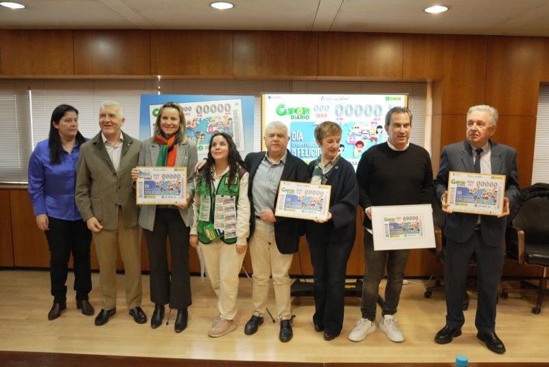 Foto de familia de la presentación del cupón