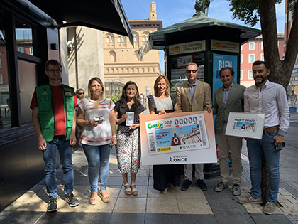 Foto de familia de la presentación del cupón dedicado a las Fiestas del Pilar de Zaragoza 2023