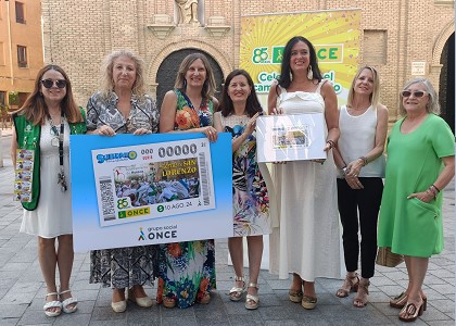 Foto de familia de la presentación del cupón dedicado a las Fiestas de San Lorenzo