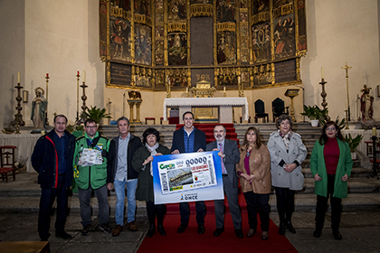 Foto de familia de la presentación del cupón dedicado a los Dragones de Robledo de Chavela