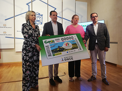 Foto de familia de la presentación del cupón dedicado a Matapozuelos, Villa Gastronómica