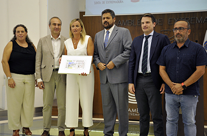 Foto de familia de la presentación del cupón dedicado al 40 aniversario del Estatuto de Autonomía de Extremadura