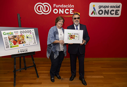 Miguel Carballeda, presidente del Grupo Social ONCE, entrega a Carmen Lauricica, presidenta de Plena Inclusión, una lámina enmarcada con este cupón