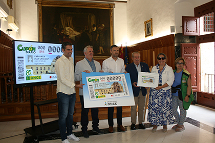 Foto de familia de la presnetacion del cupón dedicado al Año Jubilar de Caravaca de la Cruz