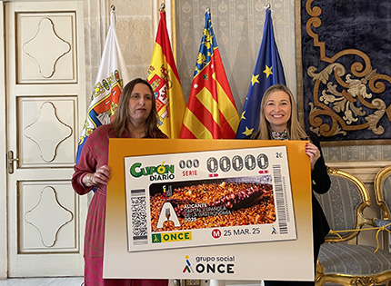 Estela Medina, directora de la ONCE en Alicante y Lidia López, concejala de comercio del Ayuntamiento de Alicante con la lámina del cupón