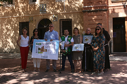 Foto de familia de la presentación del cupón dedicado al 450 aniversario del Convento de Santa Ana del Monte