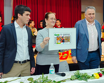 Entrega de la lámina enmarcada con el cupón del Carnaval de Ánimas de Valdeverdeja