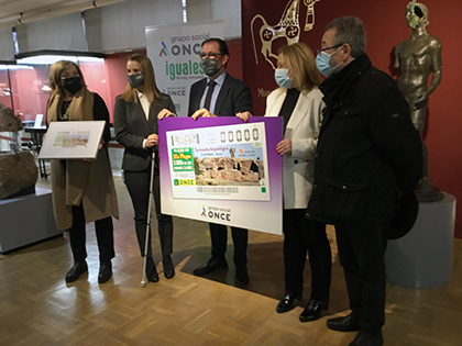 Foto de familia de la presentación del cupón dedicado al Yacimiento Arqueológico de Tiermes