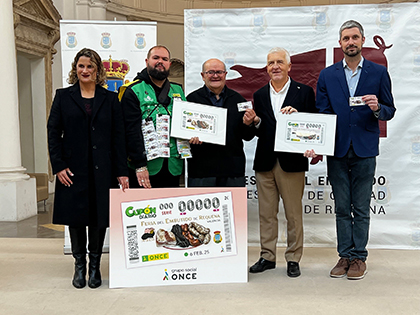 Foto de familia de la presentación del cupón dedicado a la Feria del Embutido de Requena