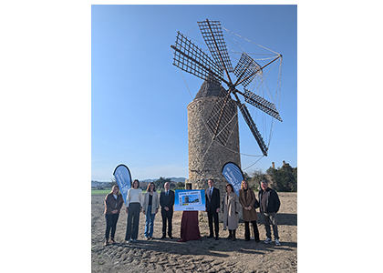 Foto de familia de la presentación del cupón dedicado a los molinos de viento harineros de Illes Balears