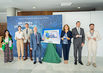 Foto de familia de la presentación del cupón dedicado al Teatro Auditorio de Roquetas de Mar