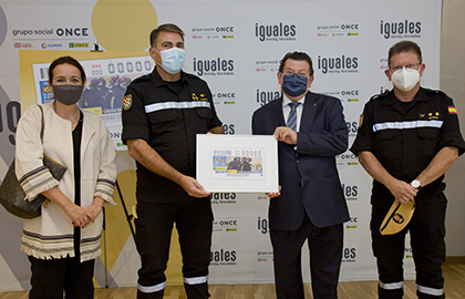 Foto de familia de la presentación del cupón dedicado al 15 aniversario de la UME